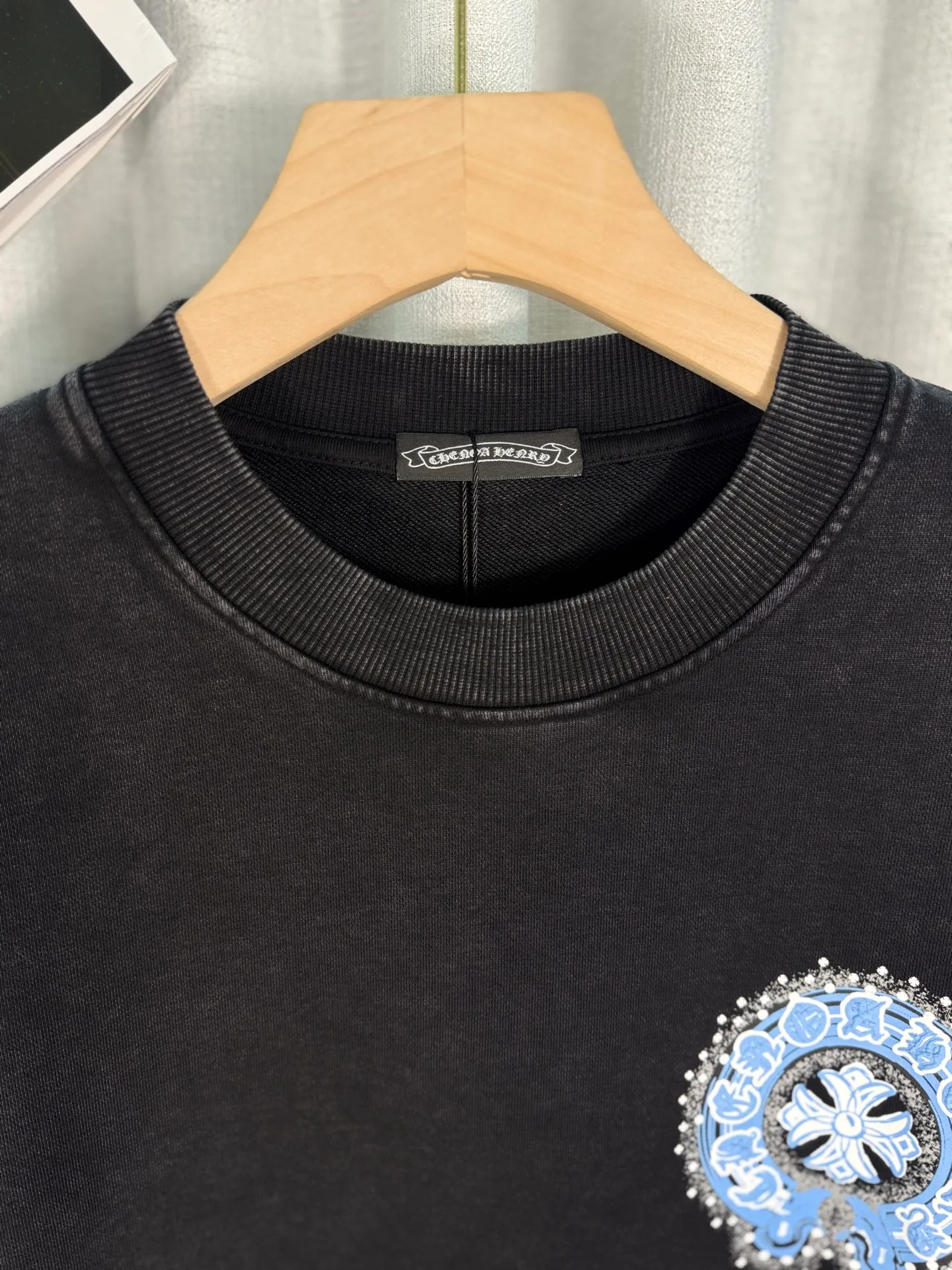 P260 top version, real shot without P, ​​different from market currency) 𝗖𝗵𝗿𝗼𝗺𝗲 𝗛𝗲𝗮𝗿𝘁𝘀/Croxin 2025 3D three-dimensional autumn and winter new original single counter American laser burnt 3D offset printing couple casual sweatshirt 👑The highest version! Customized fabric 430g tripe terry fabric! American acid washed distressed original denim with burnt flowers ✟appliqué embroidery and exquisite embroidery of letters! The best-selling model in the counter, very comfortable to wear. Accessories: original molded and authenticated collar label➕100% silk wash label. Genuine purchase-grade original hangtag➕matching hanging rope➕3D hanging beads➕original packaging bag. Craftsmanship: The original version has consistent wiring! The highest version of the armhole matching technique! Color: Gray Black Size: S M L XL Style No.: 9312